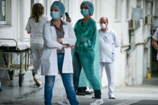 Η γαλέρα πίσω από τα λαμπερά εγκαίνια